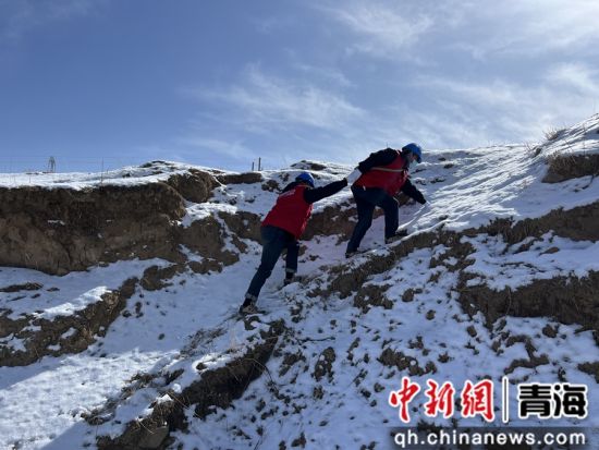 图为2月19日，国网青海电力三江源（黄化运检）共产党员服务队队员前往110千伏丹保ii回线路进行巡视。樊荣 摄