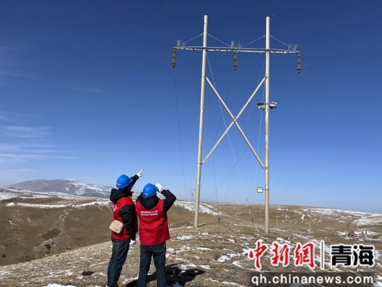 图为2月19日，国网青海电力三江源（黄化运检）共产党员服务队队员前往110千伏丹保ii回线路进行巡视。樊荣 摄