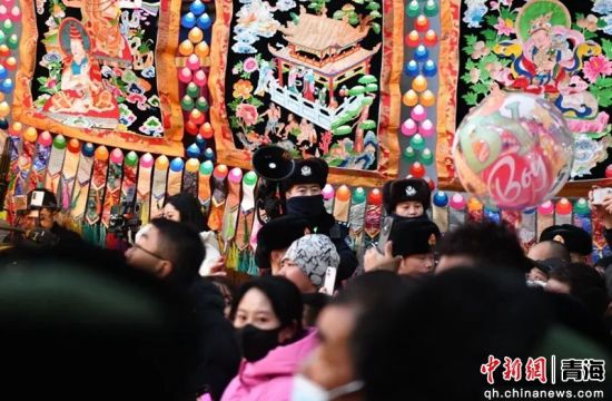 图为湟中警方在塔尔寺酥油花展期间执勤现场。湟中宣供图