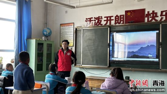 图为农发行志愿者为小学生们普及环保知识。 中行宣 供图