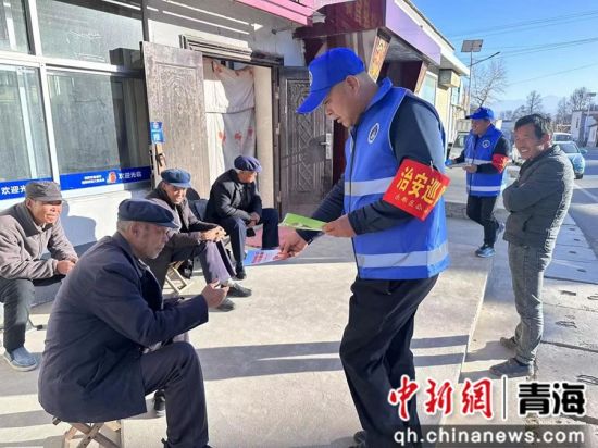 图为义警正在进行安全防范宣传。 乐都公安供图