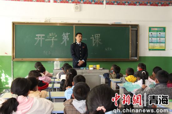 图为“税小豹”纳税服务团队干部向学生们宣讲税收相关知识。岗格拉毛 摄