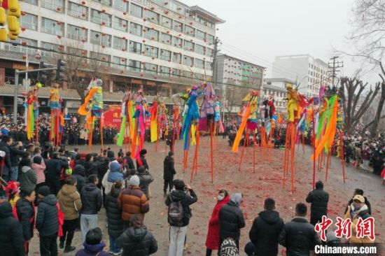 2月21日，在青海省西宁市湟中区参加社火巡演的高跷。　　马铭言 摄