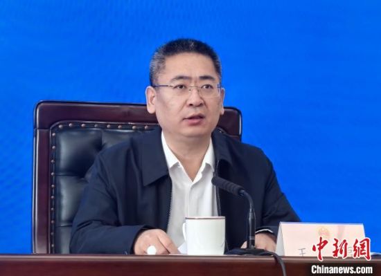 图为青海省应急管理厅党委委员、副厅长王磊介绍青海省安全生产工作情况。祁增蓓摄