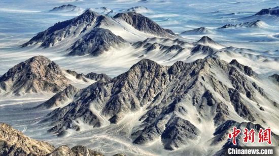 图为青海海西州茫崖市黑独山。赵凛松 摄