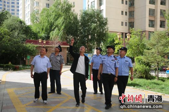 图为南川东路派出所民警联合物业工作人员开展安全隐患排查工作 。高媛 摄