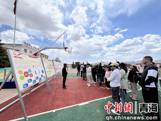 图为学员赴海晏县金滩乡东达村观摩学习矛盾调解“六小”工作法。共和县政法委供图