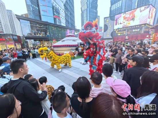 图为活动当日的城西区唐道街区美食荟萃，热闹非凡。牛娜 摄