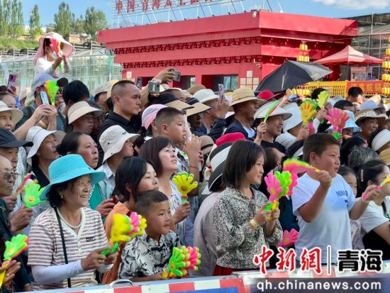 图为观众热情跟唱。祁绣娟 摄