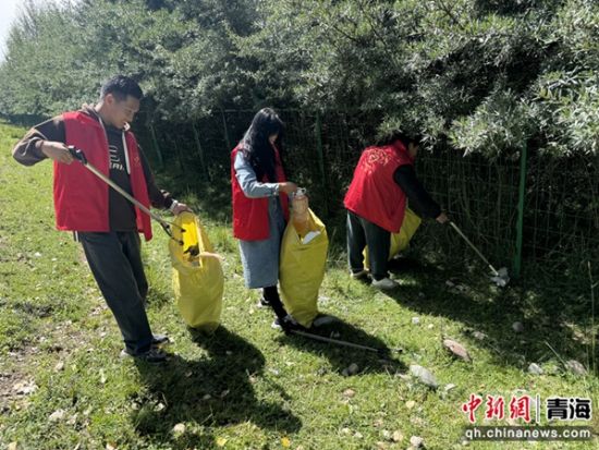  图为开展环境卫生整治志愿服务行动。兴海县委宣传部供图