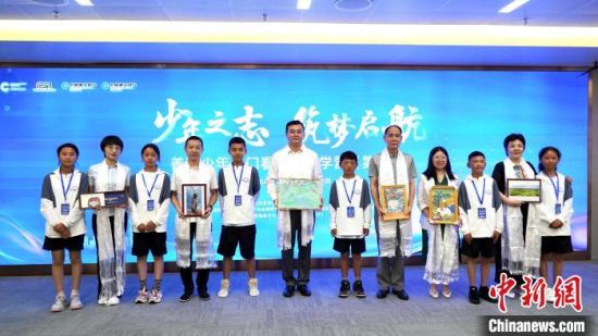 图为“少年之志，筑梦起航”善建少年出门看世界研学营(第二期)学生代表为深青各单位赠送亲手制作的礼物。　祁妙 摄