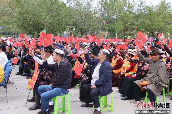 图为观众观看演出。潘雨洁 摄