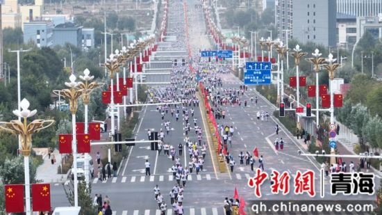 图为全民欢乐彩虹跑现场。张生军供图