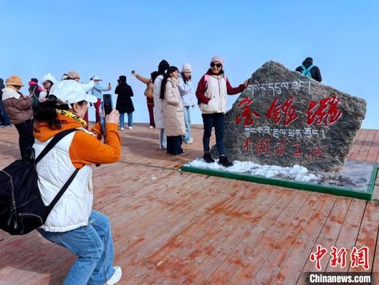 图为游客在同宝山顶拍照留念。李隽 摄