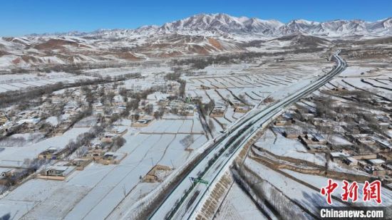 图为通车前夕的一高速公路。李玉峰 供图