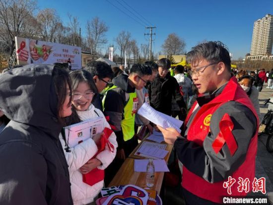 图为开展禁毒防艾知识答题活动。祁绣娟 摄