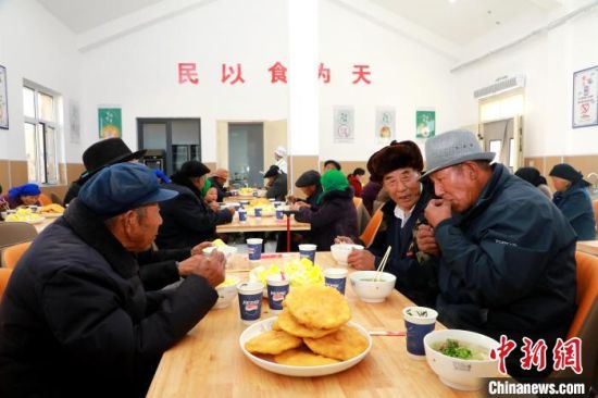 图为老人们在金田新村幸福食堂吃饭。石延寿 摄